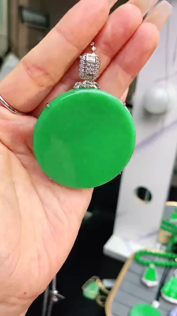 翡翠18K金镶嵌颈饰赠礼盒证书