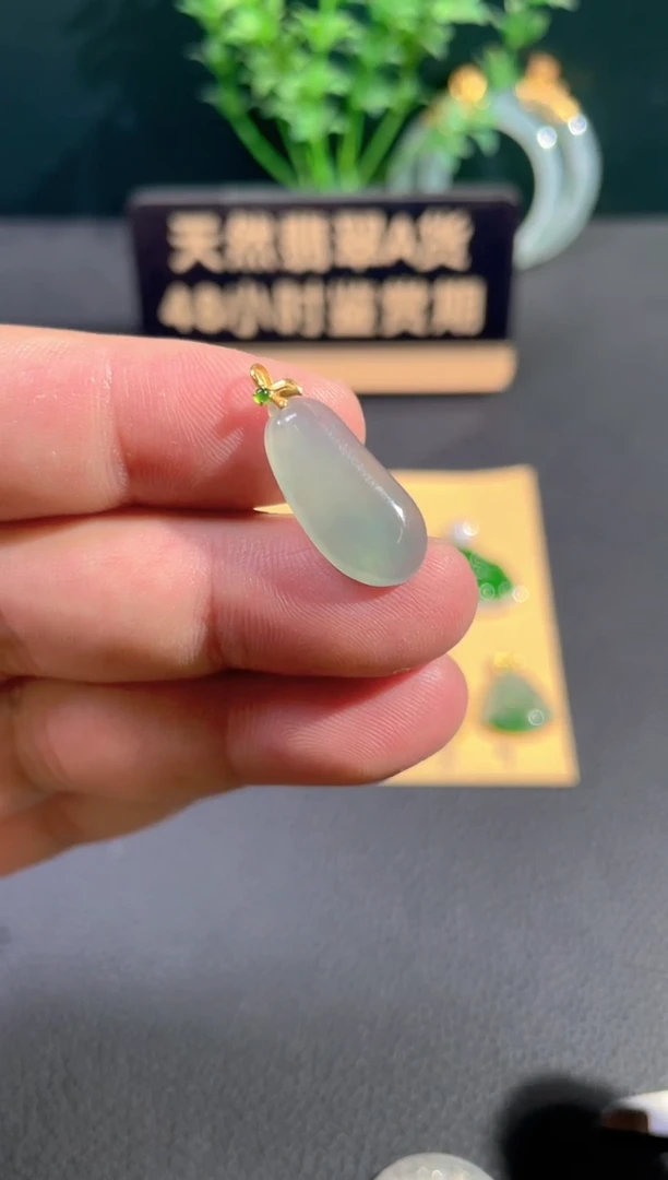 颈饰18K金镶嵌翡翠翡翠