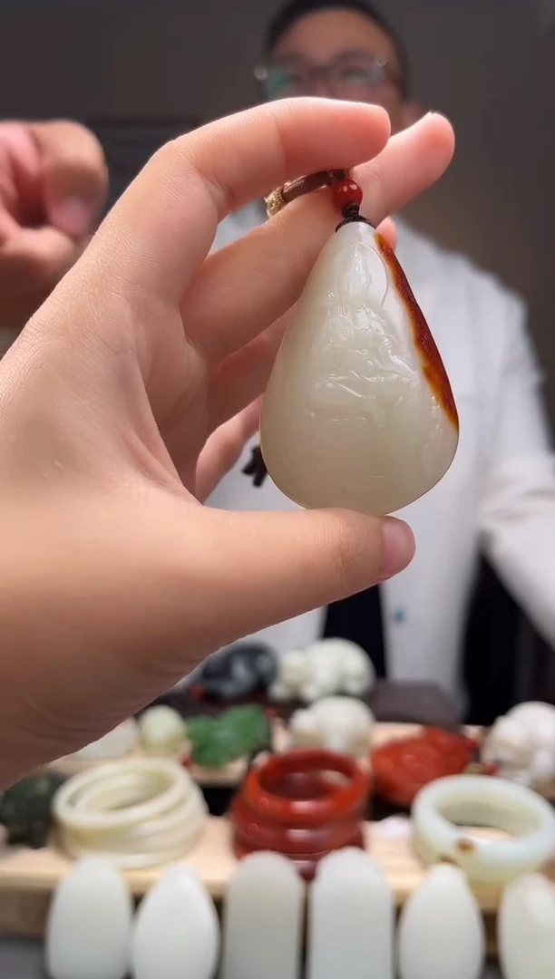 颈饰未镶嵌和田玉吊坠