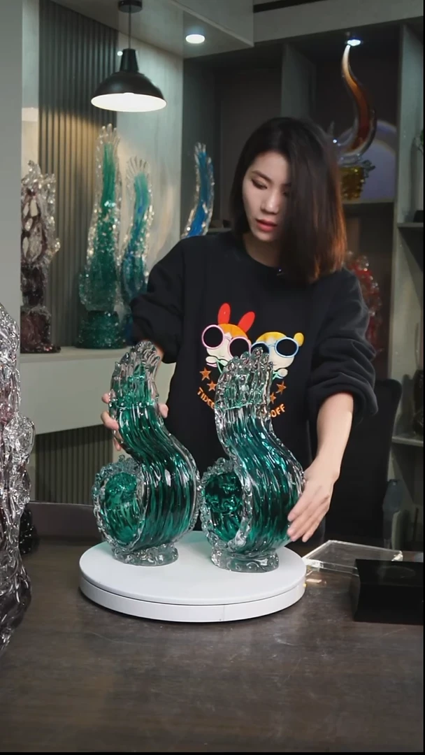 琉璃胡**?湖水绿风生水起