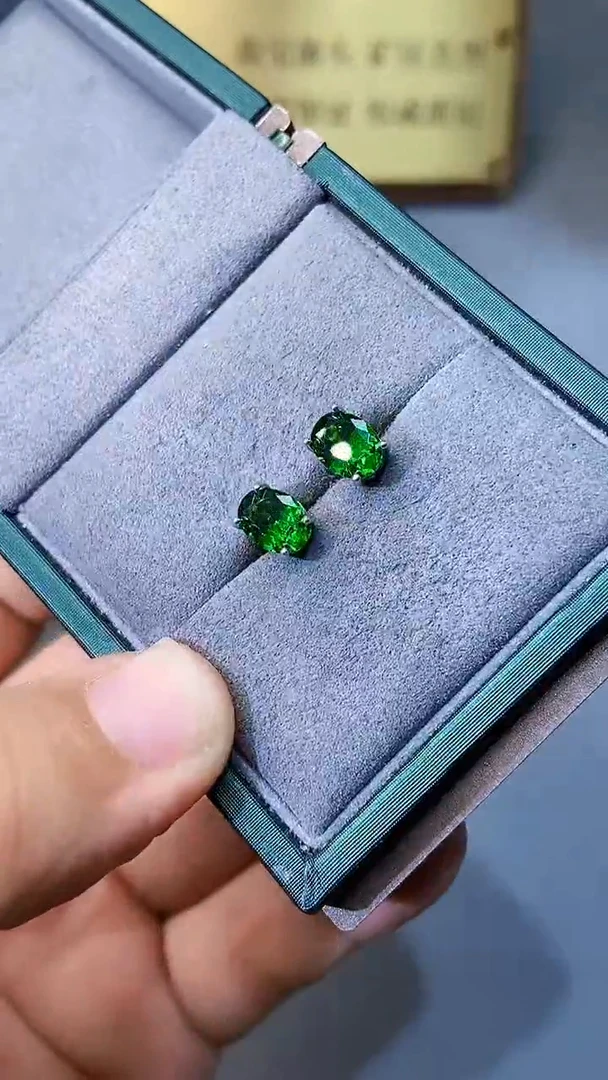 【闪购商品】透辉石耳饰银S925镶嵌354