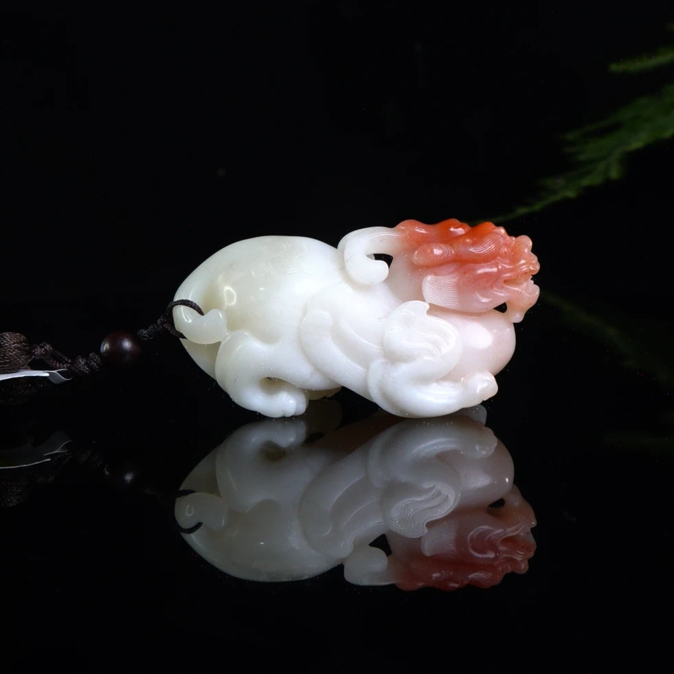 Lot.37.寿山石水洞桃花飞天貔貅手把件96.2克6.9x3.3x4.4cm，2N1