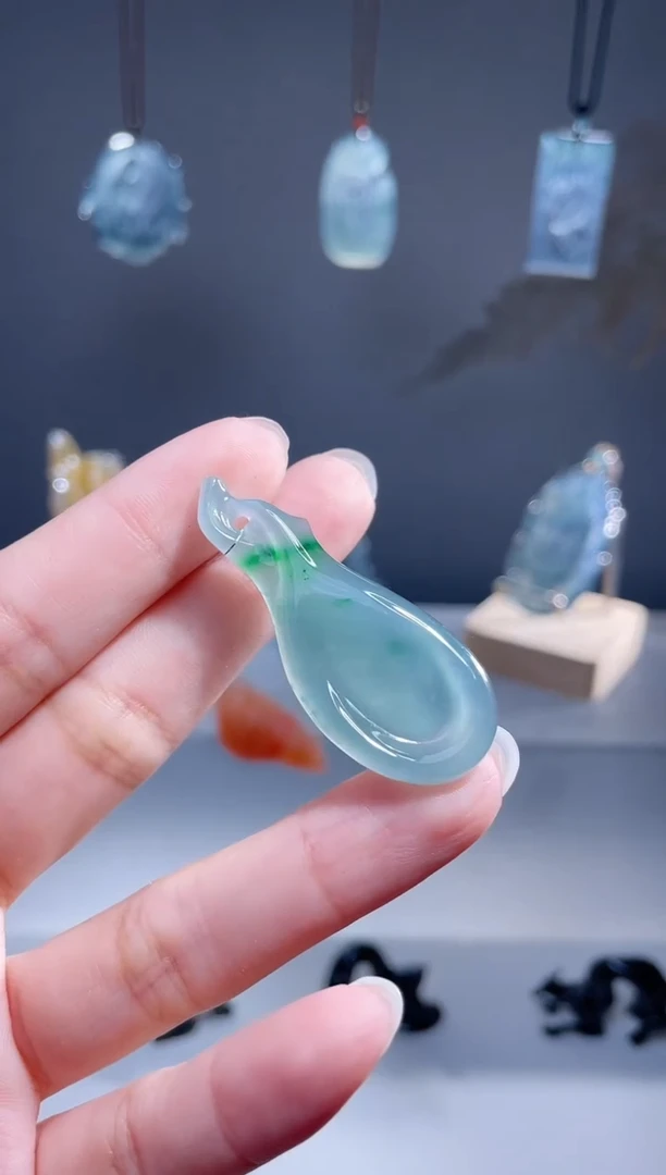 翡翠未镶嵌颈饰随形