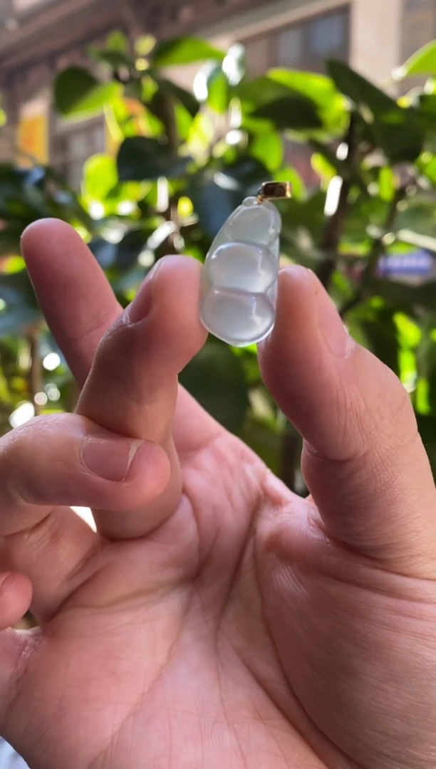 颈饰18K金镶嵌翡翠翡翠豆子