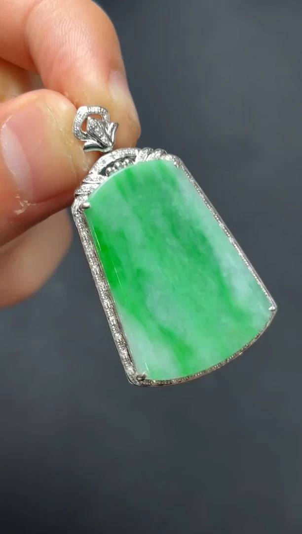 18K金镶嵌挂件翡翠无事牌