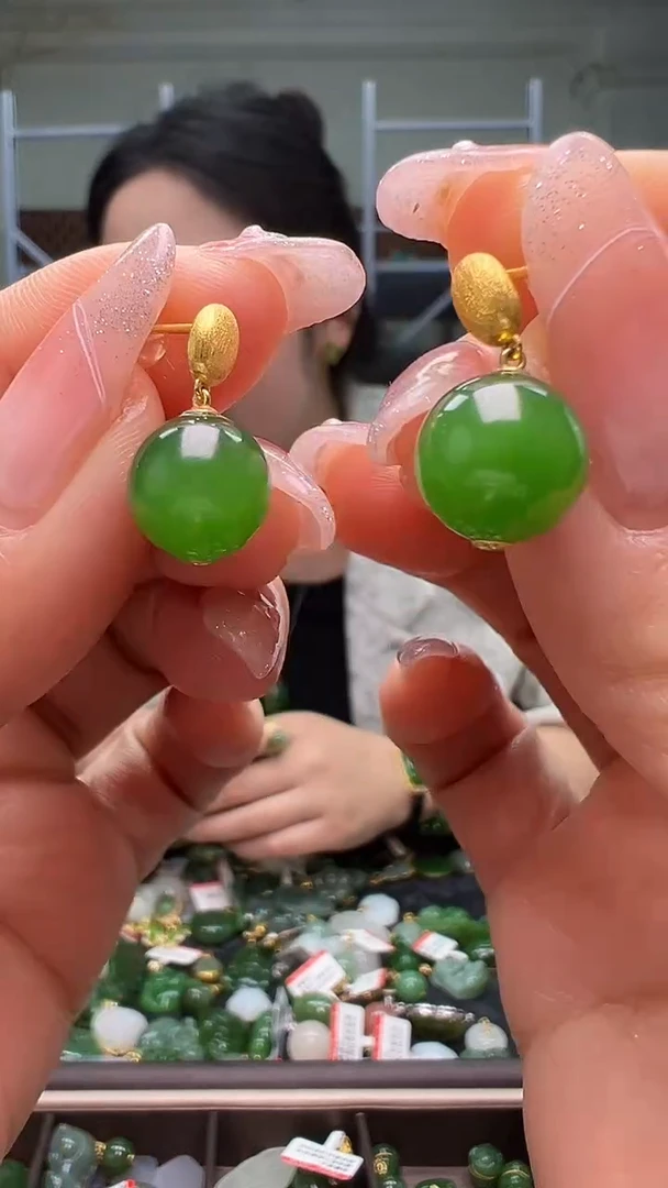 颈饰18K金镶嵌和田玉（多样性发货.发其一)12.10.57