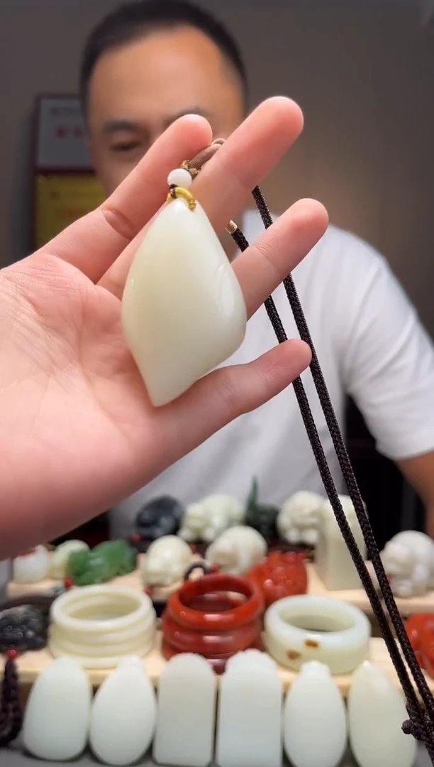 颈饰未镶嵌和田玉吊坠