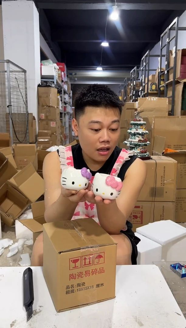 瓷片小号粉色加紫色kt猫小茶杯2件套微瑕