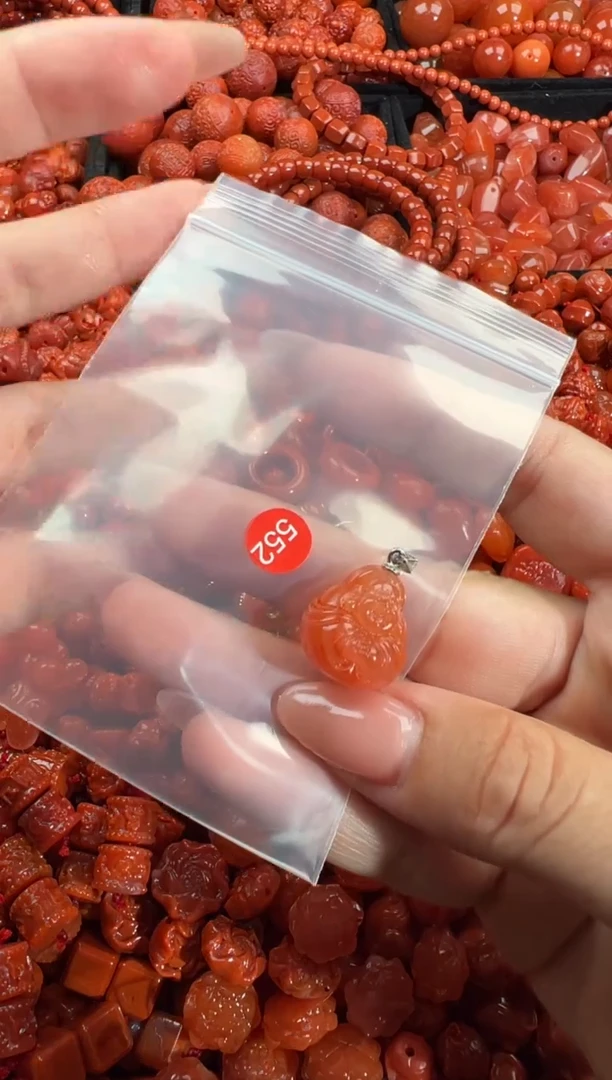 南红玛瑙未镶嵌颈饰1