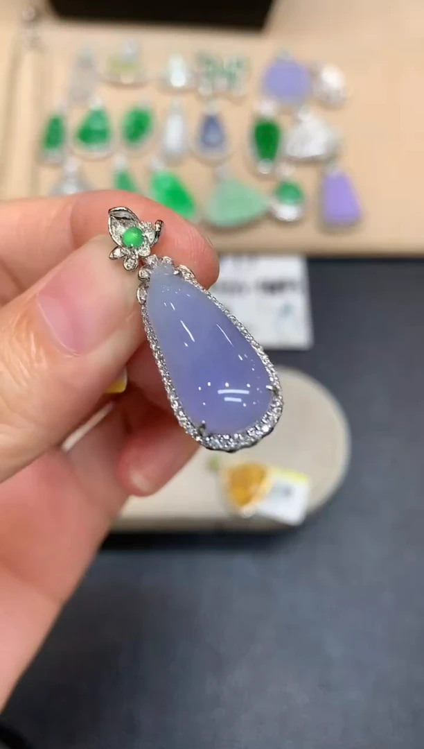 颈饰18K金镶嵌翡翠福瓜【无服务费