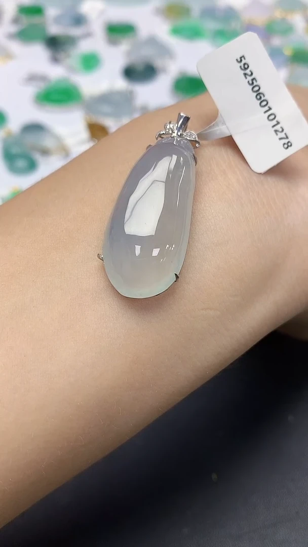 翡翠18K金镶嵌颈饰天然缅甸a货翡翠