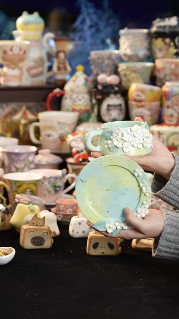 摆件陶景德镇釉下彩手绘设计师款陶瓷