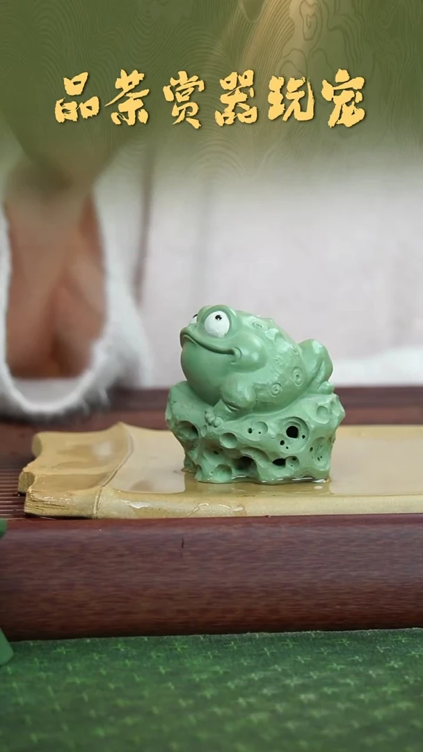 紫砂张小萌《绿泥太湖石金蟾》