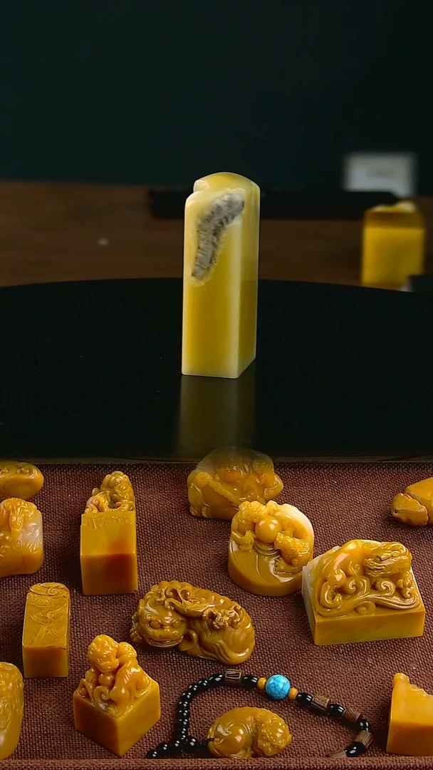 青田石菜花黄毛毛虫钮章2.6*1.6*5.5