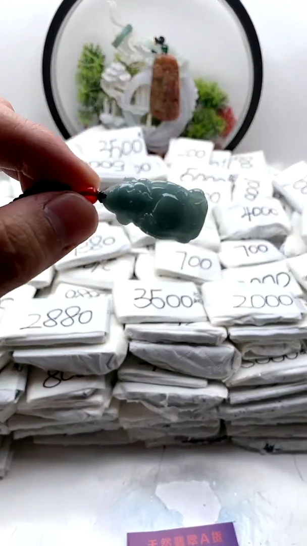 翡翠未镶嵌颈饰小财神