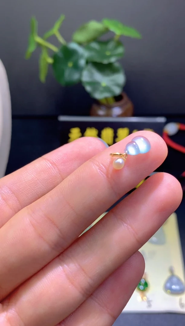 翡翠18K金镶嵌颈饰翡翠吊坠