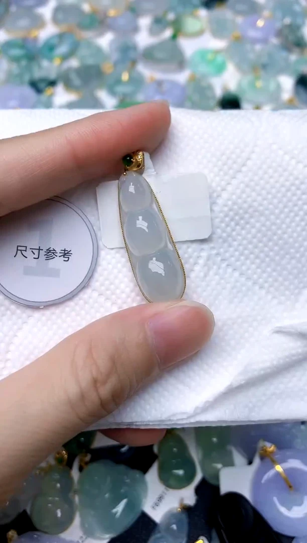 颈饰18K金镶嵌翡翠天然A货翡翠