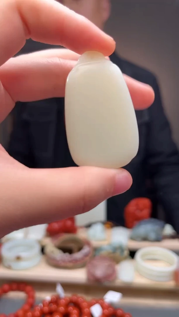 颈饰未镶嵌和田玉吊坠