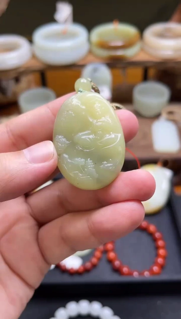 和田玉未镶嵌吊坠(不含链)若羌三色 山水观音