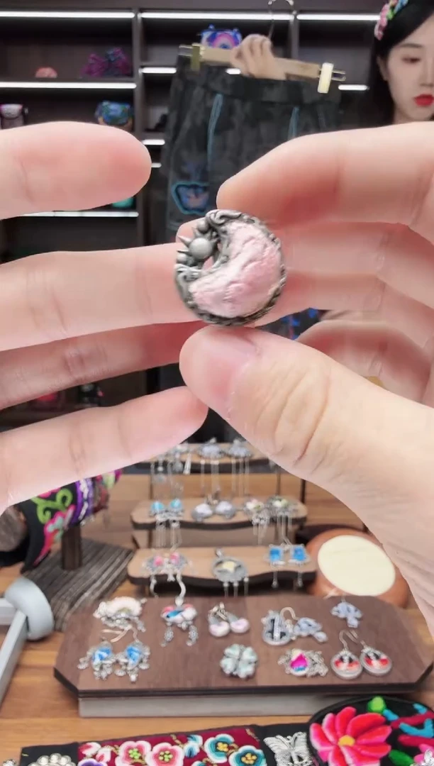 织绣113蒙阿苏苗绣传承店