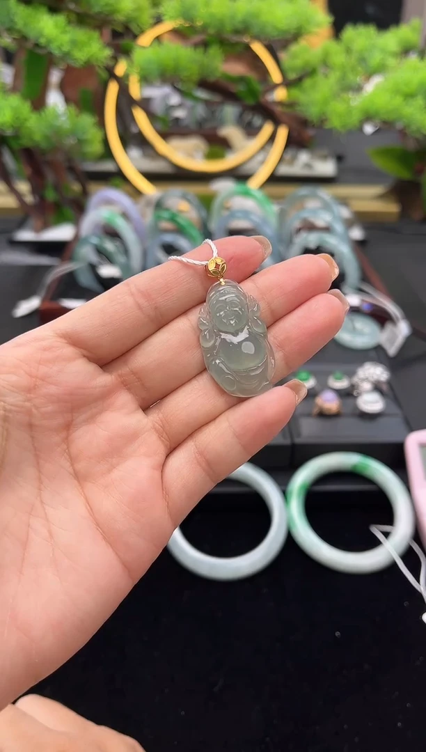 颈饰18K金镶嵌翡翠吊坠