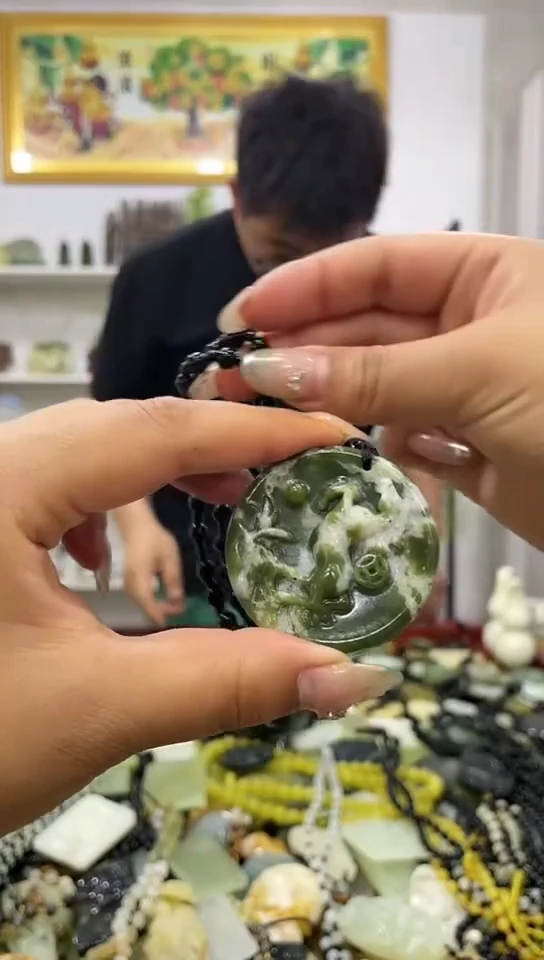 岫玉未镶嵌吊坠