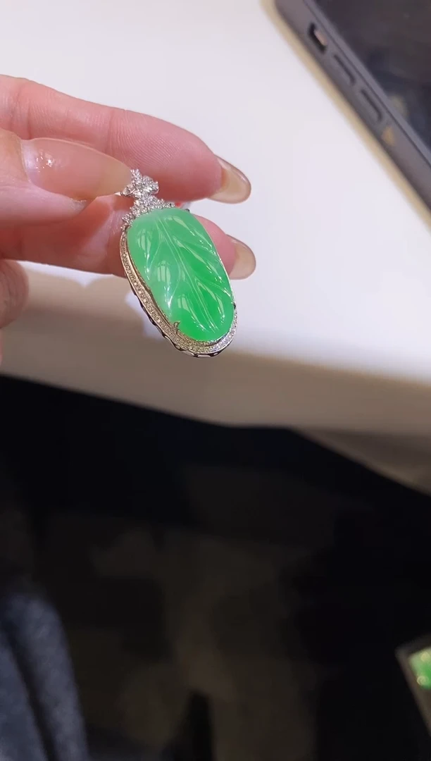 吊坠(不含链)18K金镶嵌翡翠叶子