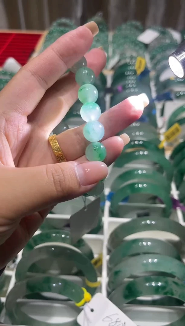 石英质玉（非洲翠）未镶嵌颈饰手串