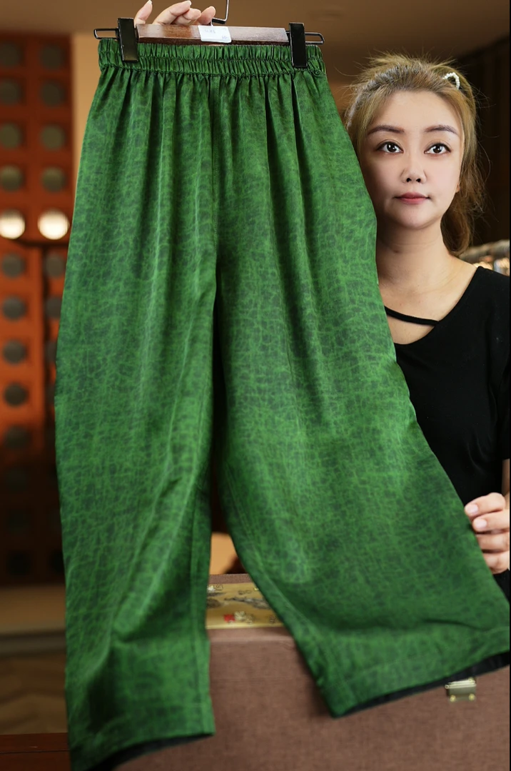 <<达人专属>>时尚百搭缎面双面穿暗纹弯刀裤1222