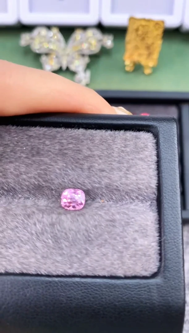 未镶嵌裸石定制尖晶石枕型 粉色调 1.12ct