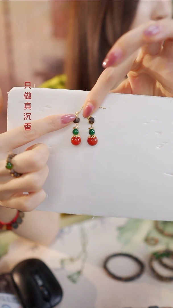 沉香吊坠成*。莺歌绿棋楠小方糖耳坠设计款多样性发一