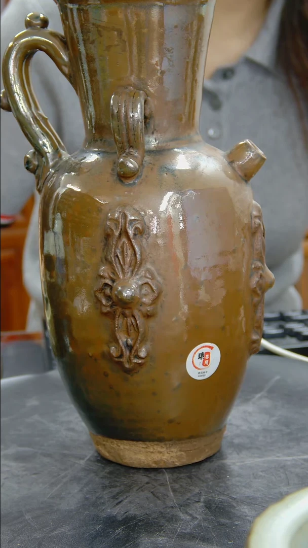 瓶寿州窑酱釉贴塑花卉纹执壶