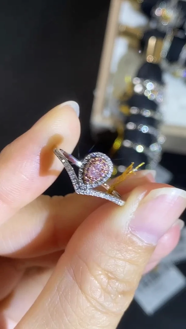 18K金镶嵌戒指钻石戒指