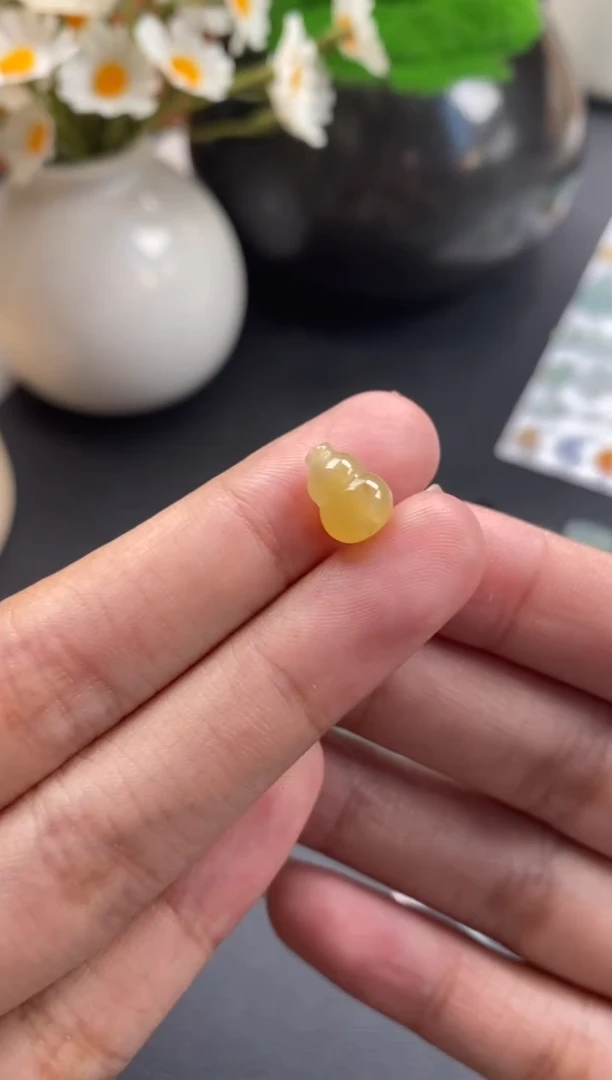 颈饰未镶嵌翡翠冰黄葫芦