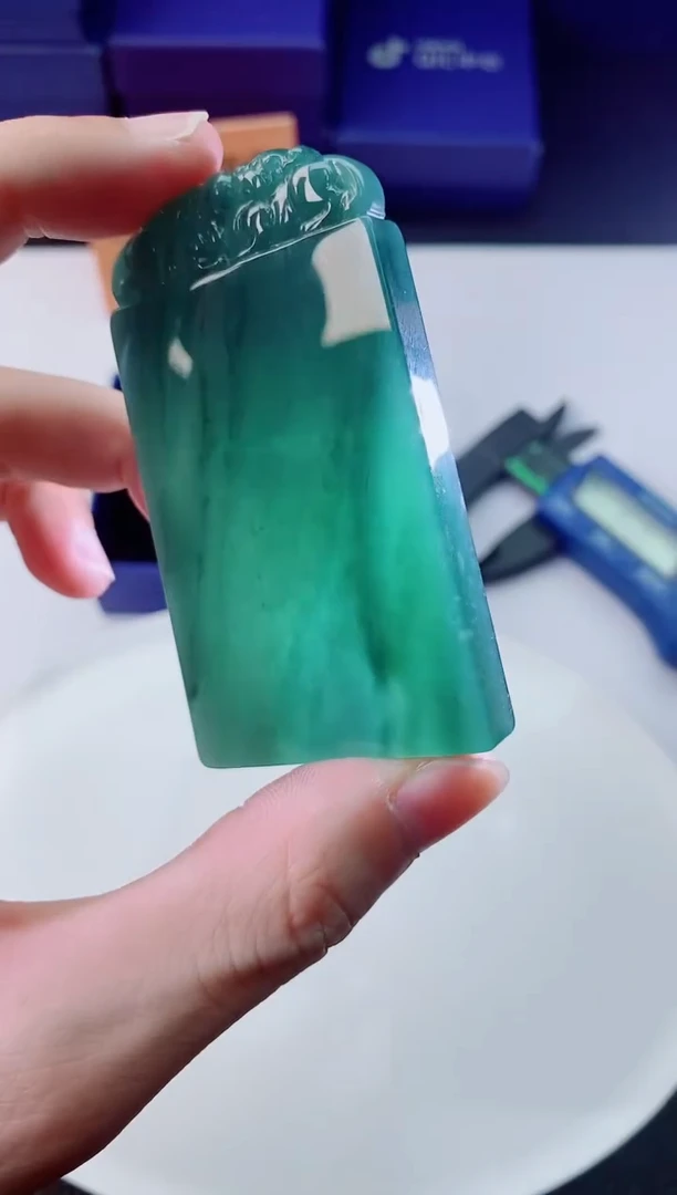 翡翠未镶嵌颈饰    `