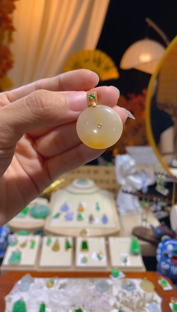 翡翠18K金镶嵌颈饰平安扣