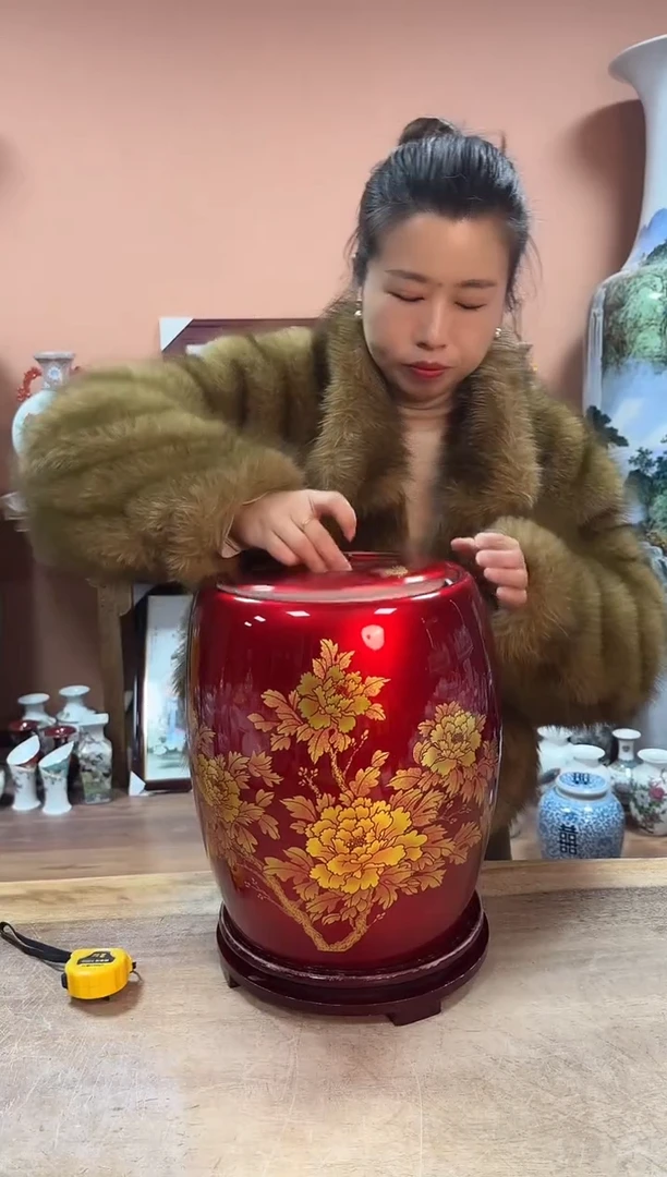 陶瓷中国红金牡丹凳子米缸