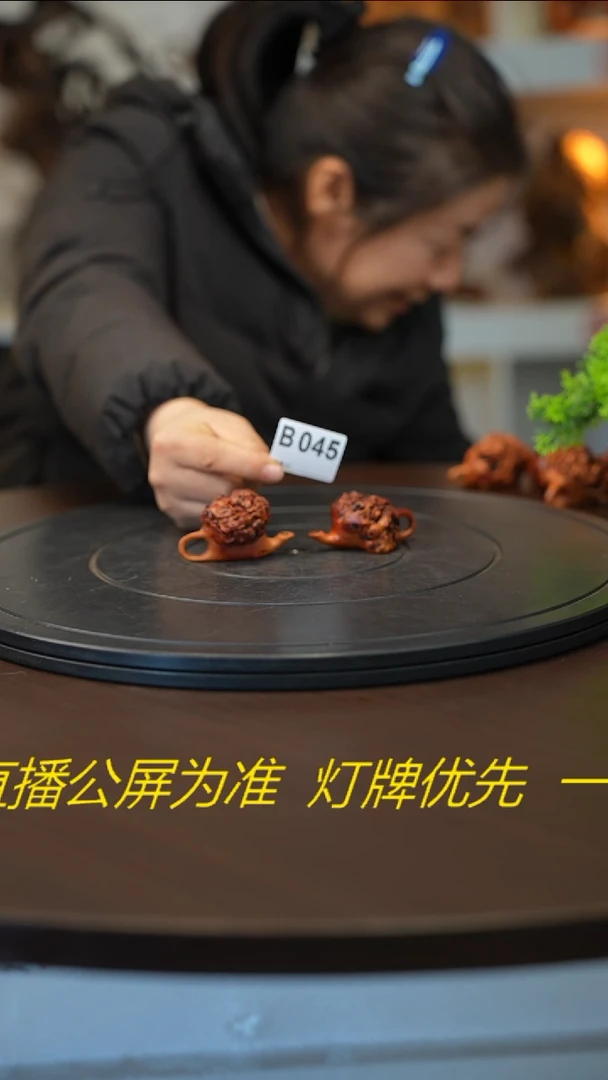 木木雕款南**坊云南黑果木把件   2件