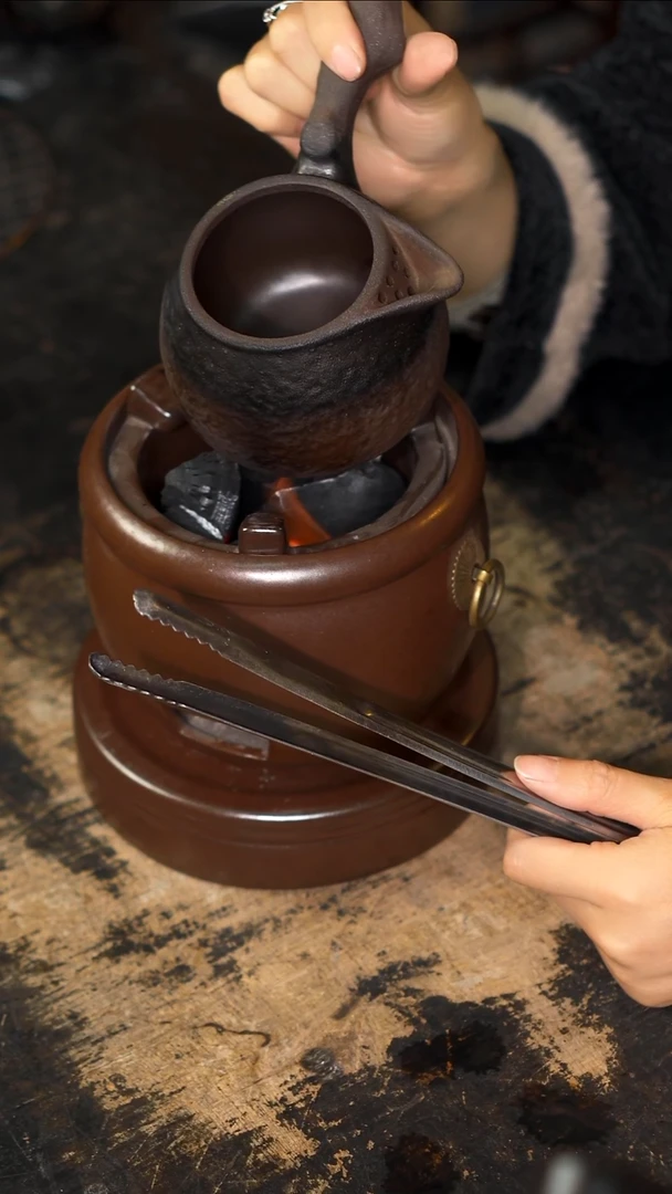 【闪购商品】咖啡色的炭炉炉子