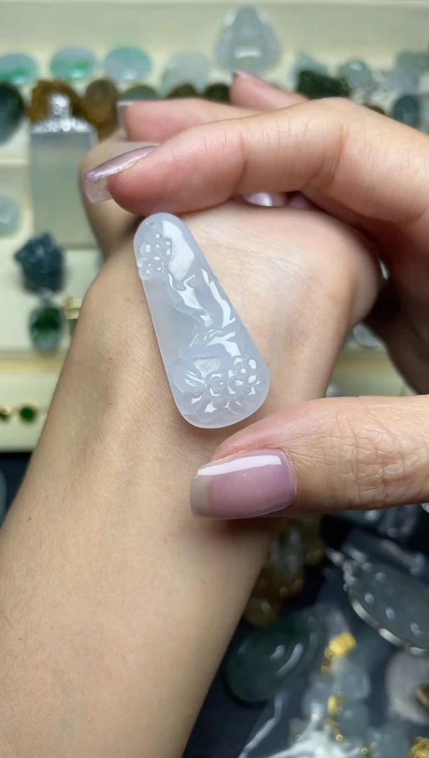 颈饰未镶嵌翡翠一鹿生花