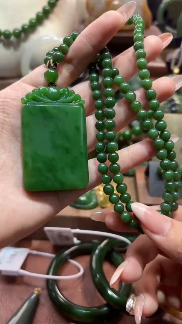 颈饰未镶嵌和田玉（碧玉）1