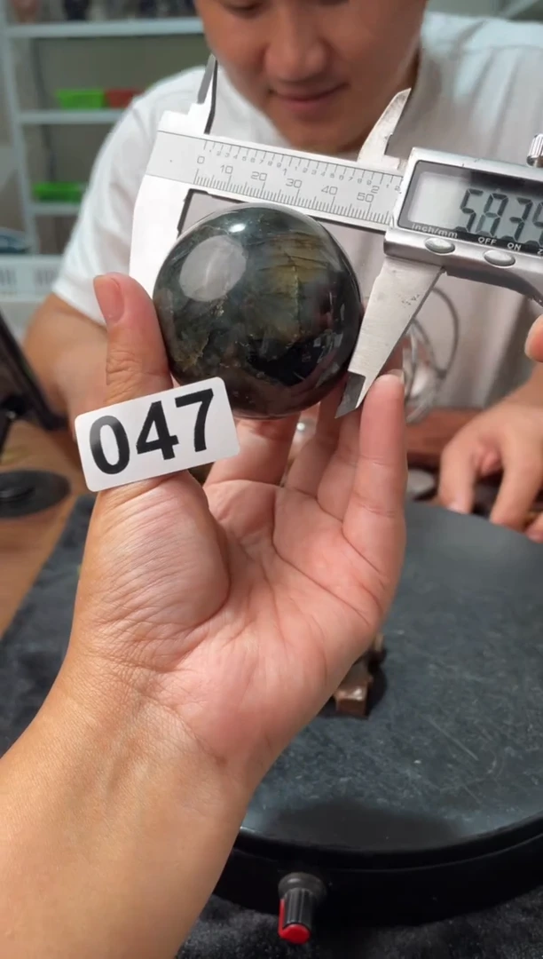 未镶嵌水晶大型摆件（非配饰）拉长石球047 268克  57M