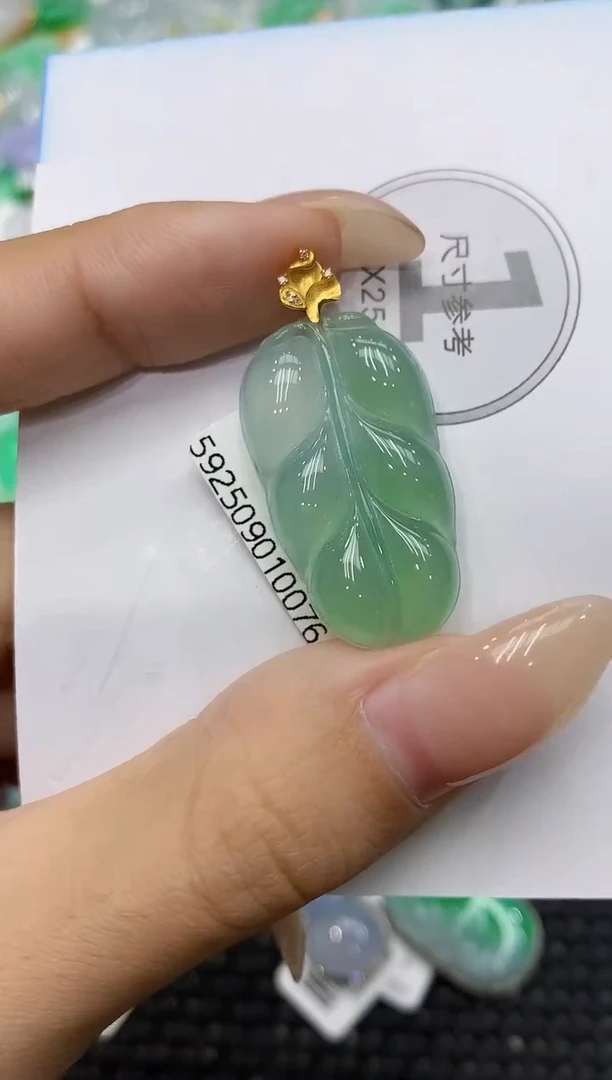 颈饰18K金镶嵌翡翠111111111111