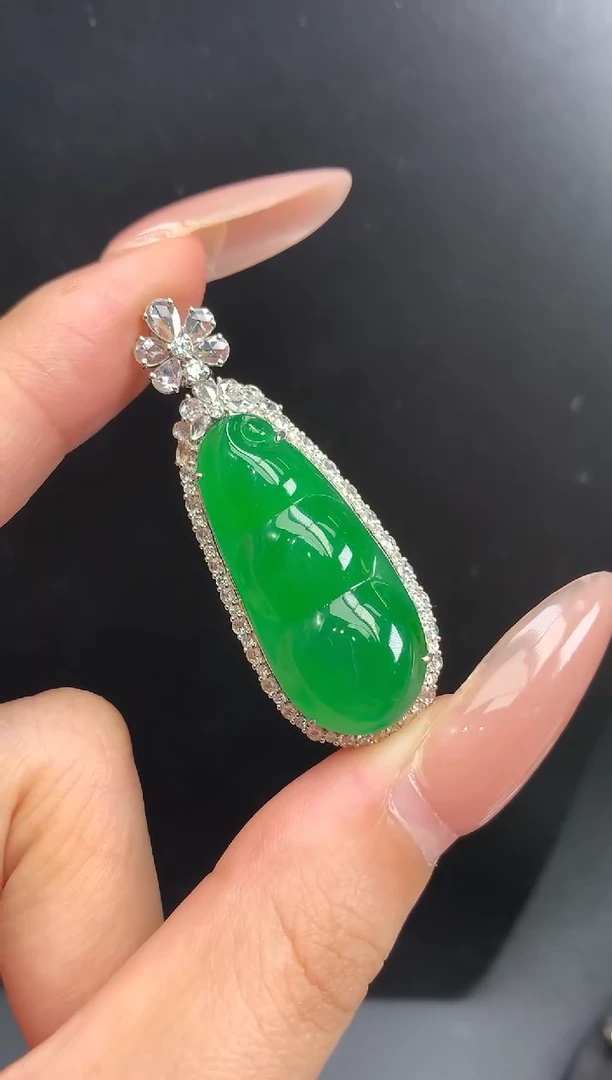 颈饰18K金镶嵌翡翠豆子