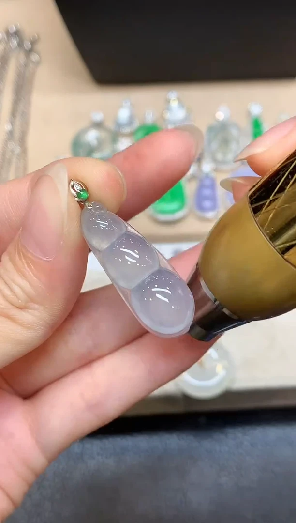 颈饰18K金镶嵌翡翠福豆【无服务费