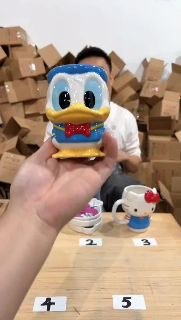 瓷片Q版唐老鸭全身杯