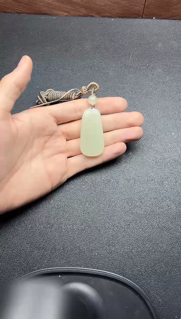 吊坠(赠链)未镶嵌和田玉且末微色差迪克兰一细吊坠