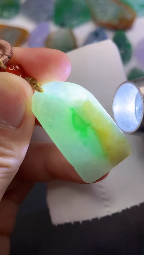 翡翠未镶嵌吊坠(不含链)84