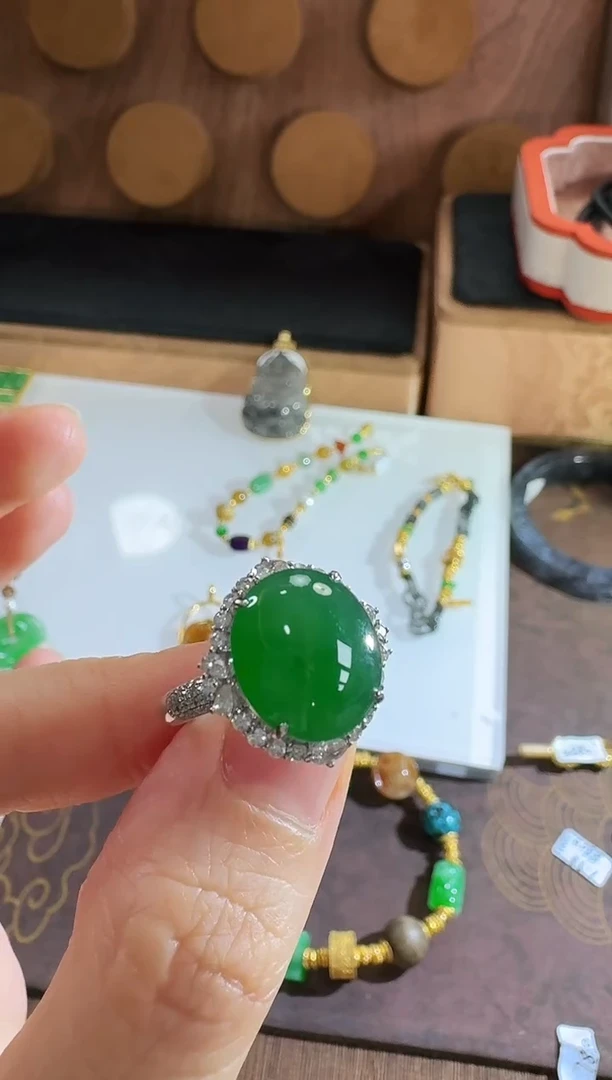 18K金镶嵌戒指翡翠戒指