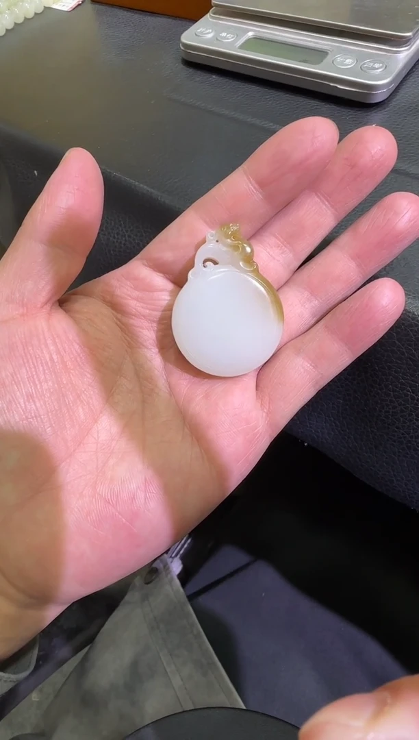 吊坠(赠链)未镶嵌和田玉金山糖白挂件（产地直发）